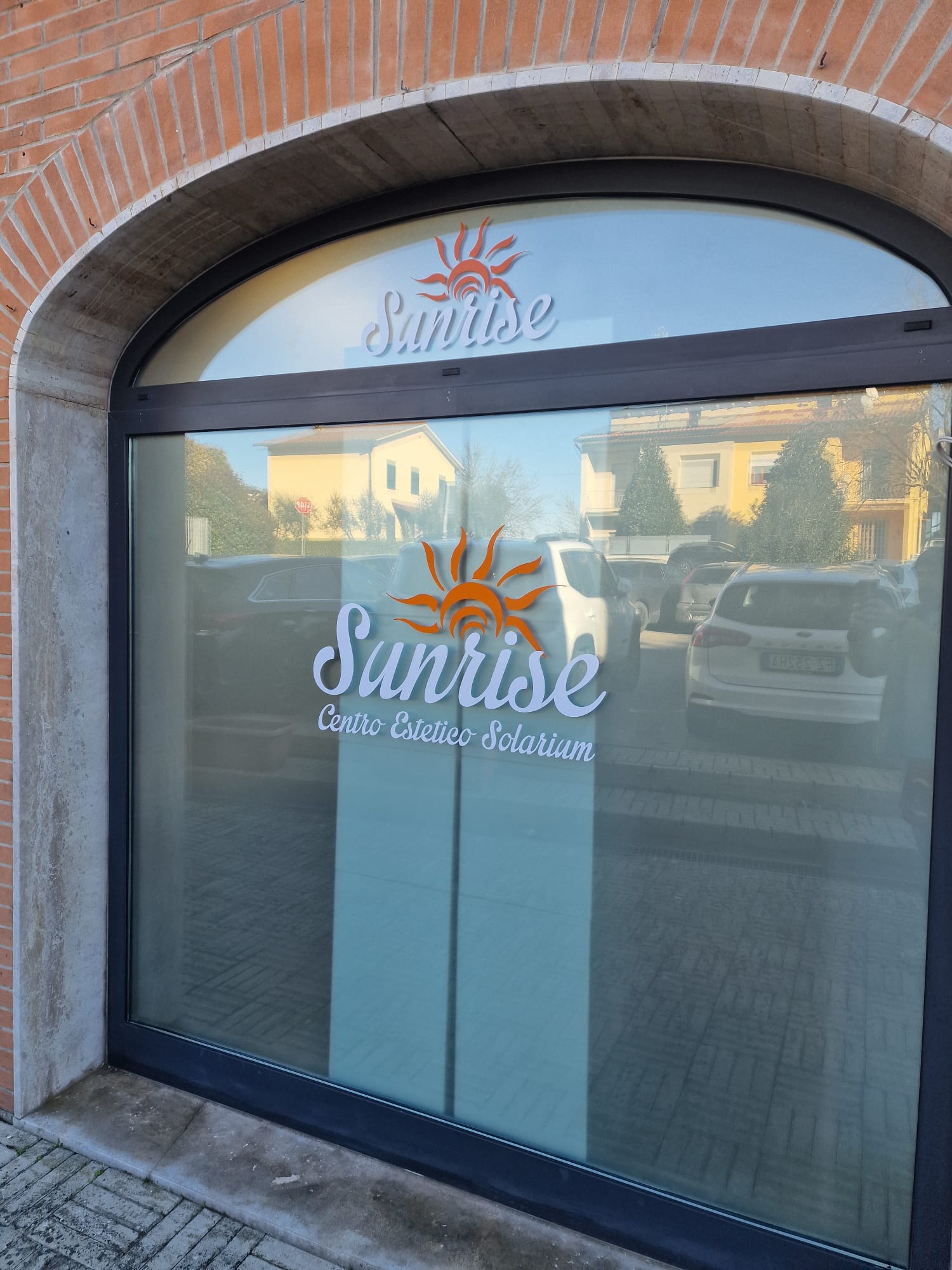 Pellicola privacy + prespaziati Centro Estetico Sunrise