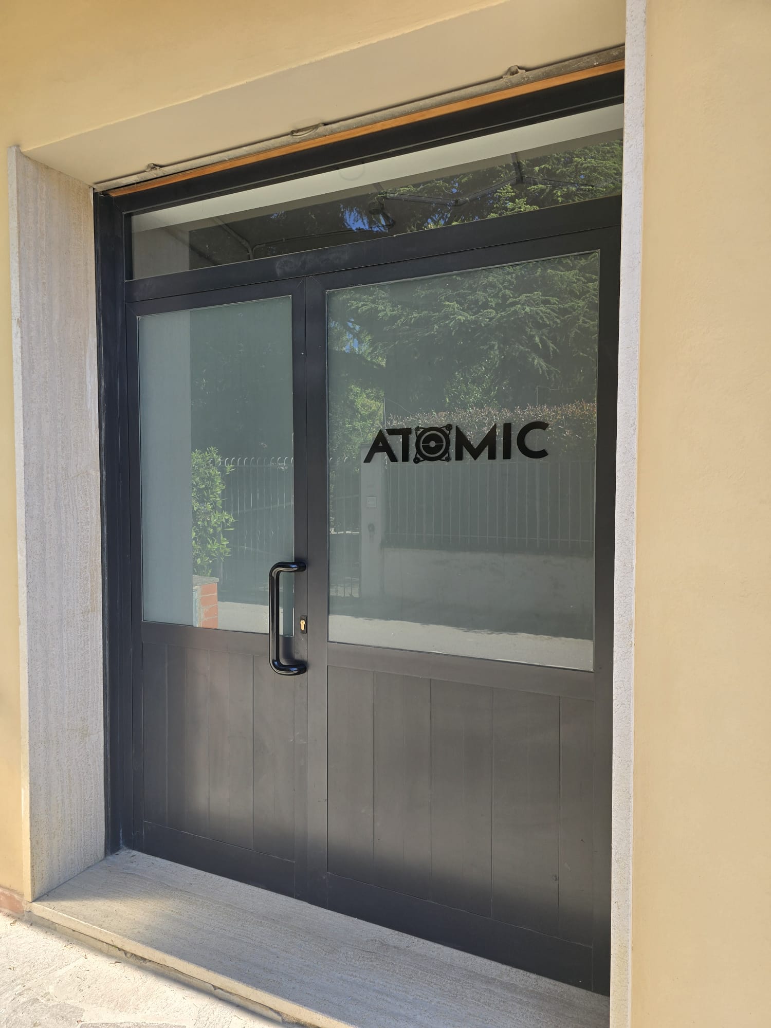Satinato + prespaziato vetrina Atomic
